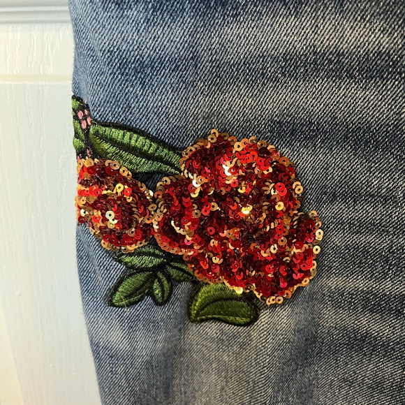 Zara Basic Denim distressed jeans with floral details - Picture 4 of 8